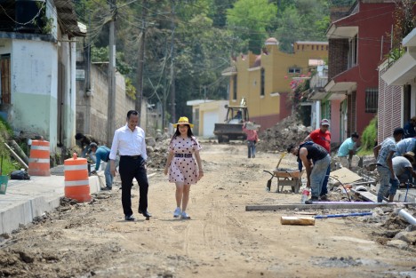  La Secretaría de Infraestructura y Obras Públicas (SIOP) concluyó la primera etapa de acciones en la calle Montes de Xalapa, de la colonia Mártires de Chicago, una de las más azotadas por el huracán Grace en la capital, donde el gobernador Cuitláhuac García Jiménez supervisó el inicio de una segunda fase de trabajos.