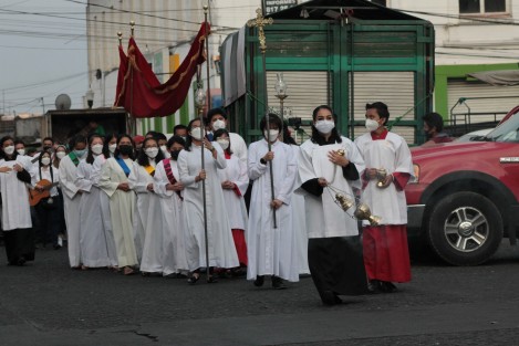 Luego de dos años de no hacerlo en forma masiva, los fieles católicos retoman las procesiones por las calles, guardando en lo posible medidas sanitarias. 
