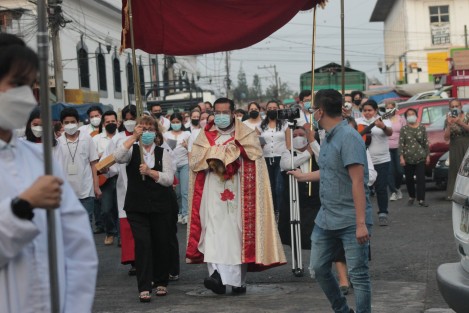 Luego de dos años de no hacerlo en forma masiva, los fieles católicos retoman las procesiones por las calles, guardando en lo posible medidas sanitarias. 