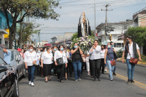Este viernes santo se llevan a cabo las ceremonias tradicionales de los fieles católicos, por lo que en las calles se pudo observar el paso de los Vía Crucis de las parroquias.