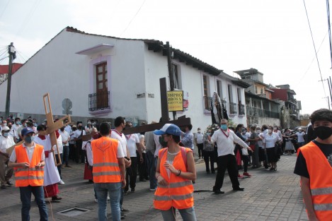Este viernes santo se llevan a cabo las ceremonias tradicionales de los fieles católicos, por lo que en las calles se pudo observar el paso de los Vía Crucis de las parroquias.