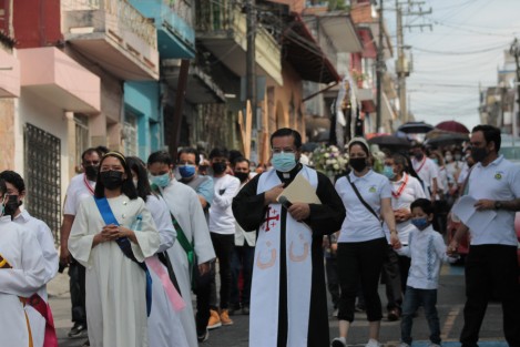 Este viernes santo se llevan a cabo las ceremonias tradicionales de los fieles católicos, por lo que en las calles se pudo observar el paso de los Vía Crucis de las parroquias.