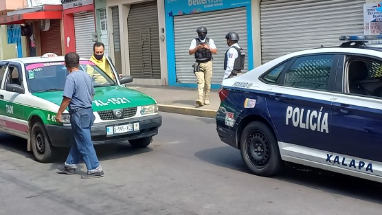 Mientras el tráfico estaba detenido, en la calle Poeta Jesús Díaz por el paso de un Vía Crucis, un taxi le dio un rozón a una patrulla de la Policía de Xalapa... a ver quién resulta responsable.  