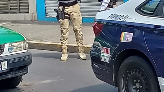 Mientras el tráfico estaba detenido, en la calle Poeta Jesús Díaz por el paso de un Vía Crucis, un taxi le dio un rozón a una patrulla de la Policía de Xalapa... a ver quién resulta responsable.  