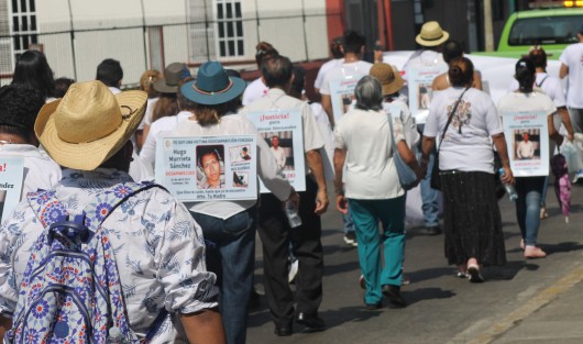 Integrantes del colectivo Enlaces Familia Xalapa, marcharon hacia Plaza Lerdo como una forma de recordar a las autoridades los casos de desapariciones y homicidios que permanecen sin ser resueltos.