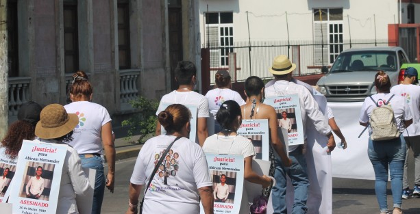 En esta ocasión en su reclamo recordaron a Hugo Murrieta Sánchez, desaparecido en abril de 2013, y a Abiran Hernández, asesinado en marzo de 2019, pero estarán haciendo lo mismo cada mes, con otras víctimas en espera de justicia.