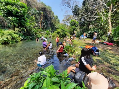 No todo Veracruz es playa, y sus ríos también son visitados por lugareños y visitantes que buscan refrescarse en estos días de descanso. Así disfrutan algunos, de las aguas del río Actopan. 