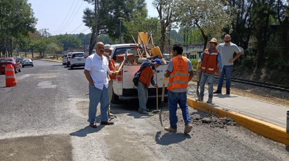 A través de redes sociales, el alcalde de Xalapa, Ricardo Ahued, dio cuenta de los trabajos de bacheo provisional que realizan en Circuito Presidentes, aprovechando la baja afluencia vehicular, y señalando que próximamente se asfaltará la carpeta dañada. 
