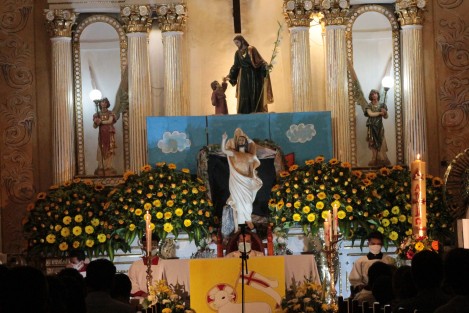 Católicos celebraron la Vigilia Pacual, con lo cual dan inicio a la Pascua. 