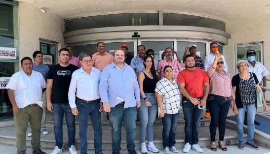 Este domingo Movimiento Ciudadano salió a las calles a manifestarse pacíficamente en contra de la reforma eléctrica que impulsa el presidente AMLO, al calificarla de tóxica, alzando la voz en el puerto de Veracruz, Boca del Río, Coatzacoalcos, Xalapa y en muchas partes del estado y del todo el país donde se ubican cajeros y oficinas de la Comisión Federal de Electricidad.

