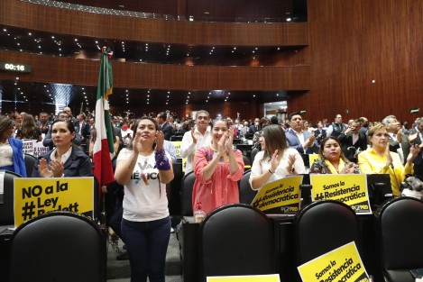 Como se anunció, este domingo en la Cámara de Diputados se debate, previo a la votación, la Reforma Eléctrica del Presidente de la República, con acaloradas discusiones entre la bancada de MORENA y aliados, y la oposición (PRI, PAN, PRD).