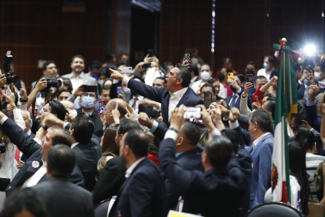 Como se anunció, este domingo en la Cámara de Diputados se debate, previo a la votación, la Reforma Eléctrica del Presidente de la República, con acaloradas discusiones entre la bancada de MORENA y aliados, y la oposición (PRI, PAN, PRD).