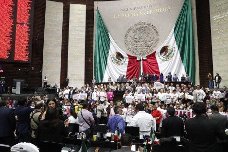 Como se anunció, este domingo en la Cámara de Diputados se debate, previo a la votación, la Reforma Eléctrica del Presidente de la República, con acaloradas discusiones entre la bancada de MORENA y aliados, y la oposición (PRI, PAN, PRD).
