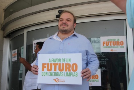 Este domingo Movimiento Ciudadano salió a las calles a manifestarse pacíficamente en contra de la reforma eléctrica que impulsa el presidente AMLO, al calificarla de tóxica, alzando la voz en el puerto de Veracruz, Boca del Río, Coatzacoalcos, Xalapa y en muchas partes del estado y del todo el país donde se ubican cajeros y oficinas de la Comisión Federal de Electricidad. 