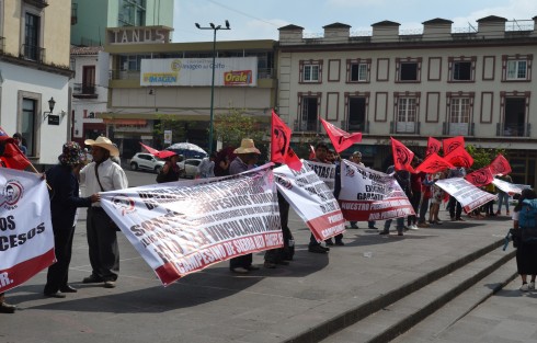 Integrantes de la Central Independiente de Obreros Agrícolas y Campesinos (CIOAC) protestaron frente a Palacio de Gobierno para anunciar que defenderán con la fuerza el predio Jinicuil Manso, mismo que mantienen invadido en la zona boscosa del municipio de Coatepec.  