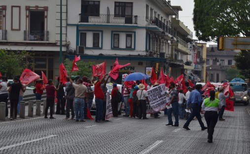 Integrantes de la Central Independiente de Obreros Agrícolas y Campesinos (CIOAC) protestaron frente a Palacio de Gobierno para anunciar que defenderán con la fuerza el predio Jinicuil Manso, mismo que mantienen invadido en la zona boscosa del municipio de Coatepec.  