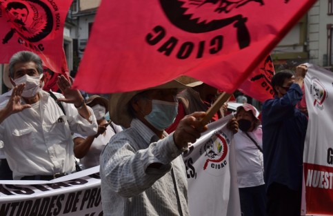 Integrantes de la Central Independiente de Obreros Agrícolas y Campesinos (CIOAC) protestaron frente a Palacio de Gobierno para anunciar que defenderán con la fuerza el predio Jinicuil Manso, mismo que mantienen invadido en la zona boscosa del municipio de Coatepec.  