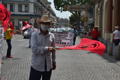 Integrantes de la Central Independiente de Obreros Agrícolas y Campesinos (CIOAC) protestaron frente a Palacio de Gobierno para anunciar que defenderán con la fuerza el predio Jinicuil Manso, mismo que mantienen invadido en la zona boscosa del municipio de Coatepec.  