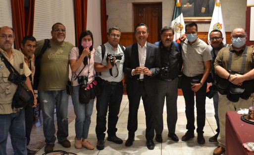 El gobernador Cuitláhuac García Jiménez convivió con fotógrafos y reporteros que cubren las conferencias de prensa, con motivo de su cumpleaños 54.
