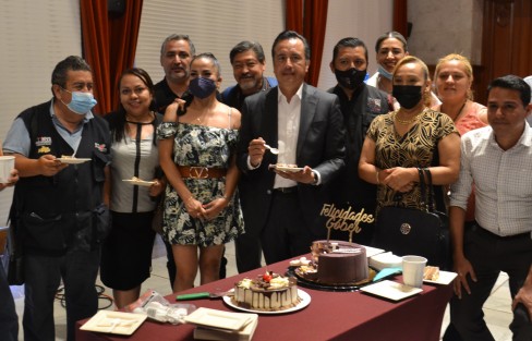 El gobernador Cuitláhuac García Jiménez convivió con fotógrafos y reporteros que cubren las conferencias de prensa, con motivo de su cumpleaños 54.