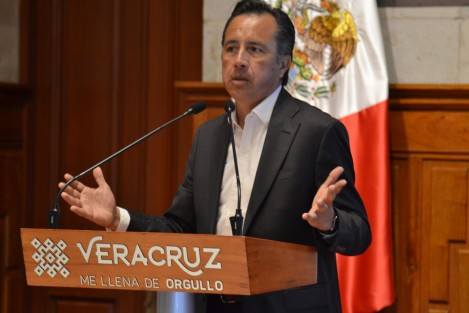 Sobre el asesinato del subdirector de Gobernación del municipio de Rafael Delgado, la Fiscalía General del Estado de Veracruz (FGE), cuenta con dos líneas de investigación, reveló el gobernador Cuitláhuac García Jiménez. Una apunta a su actividad política,  y la segunda por ser propietario de un bar y que había sido amenazado.