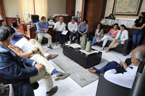 El presidente municipal Ricardo Ahued Bardahuil informó que en breve, con el apoyo del gobernador Cuitláhuac García Jiménez, iniciará la sustitución de losas dañadas en la avenida Lázaro Cárdenas y la construcción de un nuevo estadio para la práctica del basquetbol. 