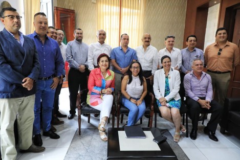 Integrantes del Consejo Empresarial Metropolitano  visitaron en Palacio Municipal al Alcalde Ricardo Ahued para felicitarlo por su cumpleaños, y refrendar su compromiso de colaboración directa con el Ayuntamiento: <em>Creemos que trabajando en equipo lograremos el mejor desarrollo para Xalapa, por eso nos sumamos e invitamos a la ciudadanía a sumarse también</em>.