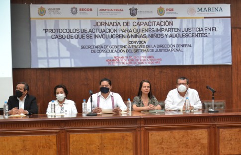  En el auditorio Moreno Cora se inauguró la jornada de capacitación: Protocolos de actuación para quienes imparten justicia en caso de que se involucren a niñas, niños y adolescentes, por el director de Consolidación del Sistema de Justicia Penal, José Fernando Servín.