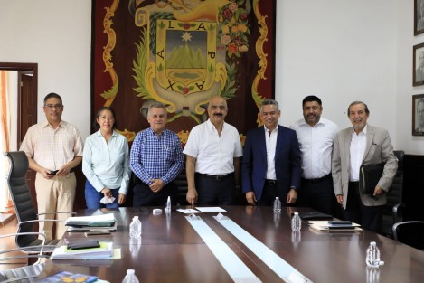 Para resolver y analizar la construcción de más y mejor infraestructura de electrificación y alumbrado público, el presidente municipal Ricardo Ahued Bardahuil encabezó una reunión con funcionariado de la Comisión Federal de Electricidad (CFE). 

