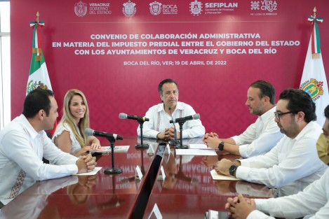 Veracruz y Boca del Río se adhieren al Convenio de Colaboración Fiscal del Cobro del Impuesto Predial con el Gobierno del Estado, mediante la SEFIPLAN, con lo cual podrán acceder al 30 por ciento del Fondo de Fomento Municipal y así cumplir con los programas establecidos en sus respectivos planes de desarrollo. El gobernador Cuitláhuac García Jiménez encabezó el acto protocolario junto con los alcaldes de Veracruz y Boca del Río, Patricia Lobeira Rodríguez y Juan Manuel Unanue Abascal, respectivamente.
