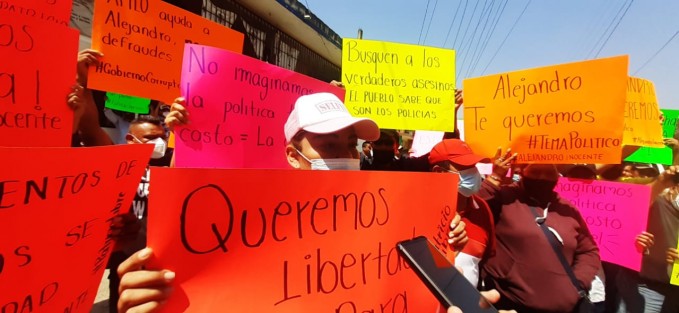 Los familiares y amigos de Patricio Alejandro se manifestaron afuera del penal de Pacho Viejo, municipio de Coatepec. Aseguran que se trata de una persona inocente acusada  del asesinato del reportero Jacinto Romero Flores..