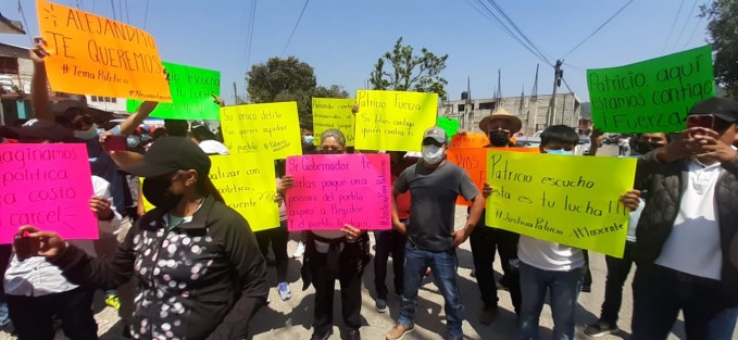 Los familiares y amigos de Patricio Alejandro se manifestaron afuera del penal de Pacho Viejo, municipio de Coatepec. Aseguran que se trata de una persona inocente acusada  del asesinato del reportero Jacinto Romero Flores.