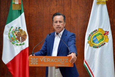 Ante el cierre de comercios históricos en la Capital del Estado, el gobernador Cuitláhuac García aclaró que su administración no puede atender la reactivación de un sólo negocio. Hacemos el esfuerzo para una reactivación general, dijo al destacar que cada empresario deberá aprovechar esto.