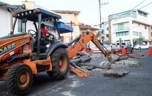 Con recursos del fondo Recursos Fiscales inició la rehabilitación integral de casi 2 mil metros cuadrados de la calle Sayago, una vialidad primordial para la ciudad que no había tenido una intervención de este tipo en 50 años, informó el director de Obras Públicas, Guillermo Ávila Devezze.