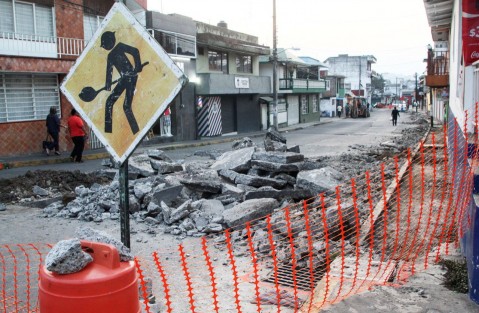Explicó que los alcances de los trabajos comprenden la demolición de banquetas, guarniciones y el concreto del arroyo vehicular que se encuentra en malas condiciones, así como la rehabilitación de los registros de drenaje sanitario, agua potable, de la Comisión Federal de Electricidad (CFE) y Teléfonos de México (Telmex) que se tienen en banquetas y la propia calle.