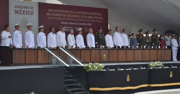 En el marco del 108 aniversario de la defensa patriótica del puerto de Veracruz, el presidente Andrés Manuel López Obrador, junto con el gobernador Cuitláhuac García Jiménez, encabezó la Jura de Bandera de cadetes de primer año en la Heroica Escuela Naval Militar generación 2021-2026.