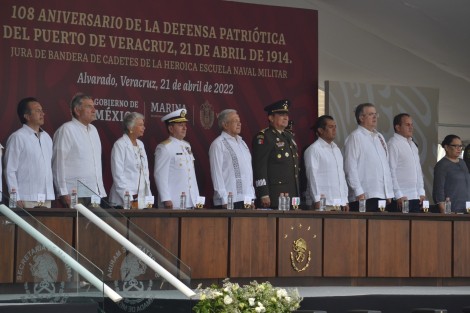 En el marco del 108 aniversario de la defensa patriótica del puerto de Veracruz, el presidente Andrés Manuel López Obrador, junto con el gobernador Cuitláhuac García Jiménez, encabezó la Jura de Bandera de cadetes de primer año en la Heroica Escuela Naval Militar generación 2021-2026.