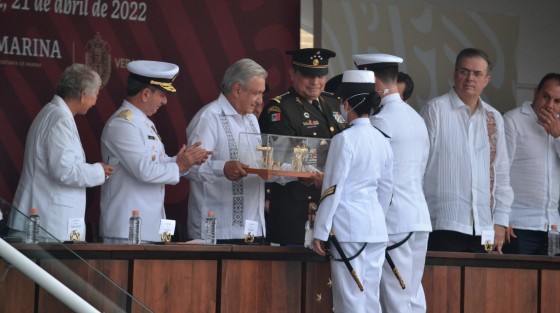 Acompañado del Ejecutivo estatal, López Obrador otorgó espadines a los egresados, símbolo que representa el don de mando requerido para su formación académica y profesional en la Armada de México, así como la responsabilidad de portarlo con gallardía. Hizo lo propio con 15 menciones honorificas, 8 condecoraciones, Bicentenario de la Armada de México, y un ascenso. 