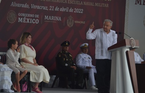 Durante una remembranza de las veces en que México fue invadido, López Obrador señaló que gracias al heroísmo de cadetes, marinos, soldados y ciudadanos que ofrendaron sus vidas hoy somos una nación independiente y soberana; de ahí que volvió a manifestarse contra la invasión a Ucrania, aludiendo a la doctrina Carranza.