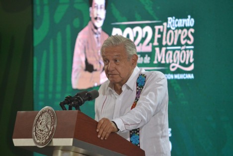 Al anunciar que el lunes próximo se reunirá con los famosos que están en contra del Proyecto del Tren Maya, para explicarles el mismo. Al reiterar  que en el mismo no se está dañando el Medio Ambiente, volvió a cuestionar en dónde estaban esos ambientalistas cuando se construyeron Xcaret y Calica en Q. Roo..  Foto: 