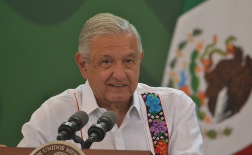 Durante su conferencia de prensa el Presidente Andrés López Obrador reconoció el apoyo del Gobernador Cuitláhuac García Jiménez para la llegada de la cervecera Constellation Brands que estará en la comunidad de Vargas, municipio de Veracruz, con una inversión de 300 mdp y generación de muchos empleos para la región. Foto: 