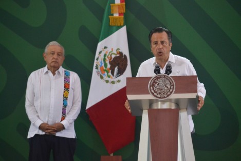 Durante su conferencia de prensa el Presidente Andrés López Obrador reconoció el apoyo del Gobernador Cuitláhuac García Jiménez para la llegada de la cervecera Constellation Brands que estará en la comunidad de Vargas, municipio de Veracruz, con una inversión de 300 mdp y generación de muchos empleos para la región. Foto: 