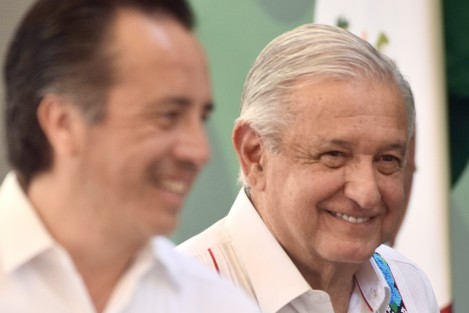 Como parte de su gira por el estado de Veracruz, este viernes el Presidente Andrés Manuel López Obrador ofreció su tradicional conferencia de prensa desde el Museo Naval del Puerto de Veracruz.  