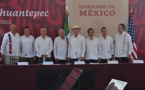 El sur-sureste vuelve a tener la relevancia que ya históricamente le correspondía, celebró el gobernador Cuitláhuac García Jiménez durante el encuentro Desarrollo del Istmo de Tehuantepec que reunió a empresarios, mandatarios estatales y Gabinete federal, encabezados por el presidente Andrés Manuel López Obrador. 