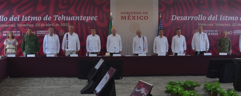 Presentes el embajador de Estados Unidos en México, Kenneth Lee Salazar; el presidente de la American Chamber of Commerce of México, Vladimiro de la Mora; los secretarios de Gobernación, Adán Augusto López Hernández; Relaciones Exteriores, Marcelo Ebrard Casaubón; Marina, José Rafael Ojeda Durán; Defensa Nacional, Luis Cresencio Sandoval González, y de Economía, Tatiana Clouthier Carrillo.