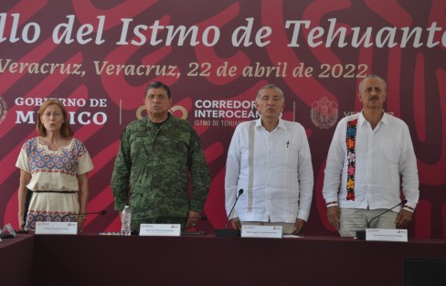 Presentes el embajador de Estados Unidos en México, Kenneth Lee Salazar; el presidente de la American Chamber of Commerce of México, Vladimiro de la Mora; los secretarios de Gobernación, Adán Augusto López Hernández; Relaciones Exteriores, Marcelo Ebrard Casaubón; Marina, José Rafael Ojeda Durán; Defensa Nacional, Luis Cresencio Sandoval González, y de Economía, Tatiana Clouthier Carrillo.