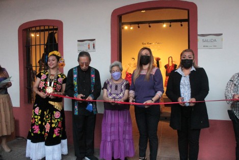 Cortaron el listón inaugural, la Dra. Gracias Miguel Aco, directora de la Escuela Superior de Artes de Veracruz; la Lic. Karma M. Rocher, directora de Cultura del Ayto. de Xalapa; el Mtro. René Ramírez Ordoñez, coleccionista de indumentaria tradicional de México, entre otras personalidades. 