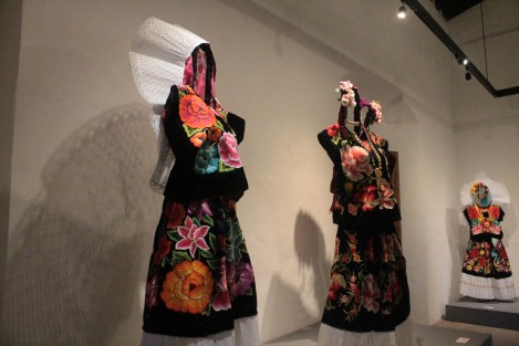 En el Centro Recreativo Xalapeño fue inaugurado el 11 Festival ESAV con la exposición Mujer de encaje, de seda y sol..., que reúne indumentaria de la mujer del Istmo, de la colección del Maestro René  Ramirez Ordoñez. Este festival se realiza en el marco del Día Internacional de la Danza, y la exposición podrá  visitarse hasta el 30 de Mayo próximo.

