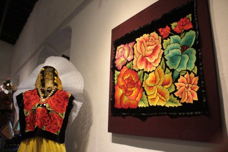 En el Centro Recreativo Xalapeño fue inaugurado el 11 Festival ESAV con la exposición Mujer de encaje, de seda y sol..., que reúne indumentaria de la mujer del Istmo, de la colección del Maestro René  Ramirez Ordoñez. Este festival se realiza en el marco del Día Internacional de la Danza, y la exposición podrá  visitarse hasta el 30 de Mayo próximo.
