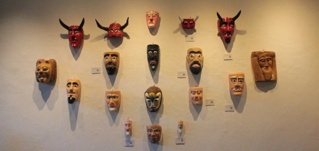 El Taller de Arte Popular inauguró su Exposición de Trabajos en el Centro Recreativo Xalapeño, con obras en cartón, madera y orfebrería. Los coloridos trabajos están a la venta.